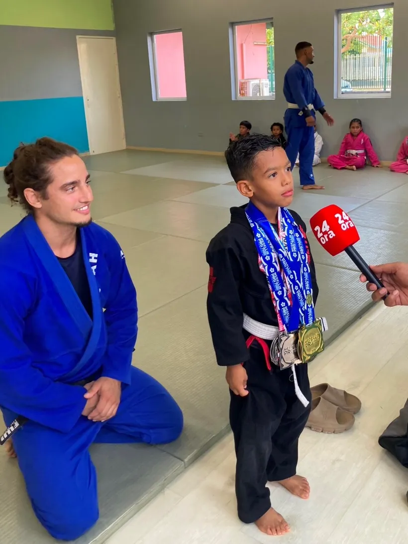 Young Holmes champion interviewed by 24 ora, medals around his neck